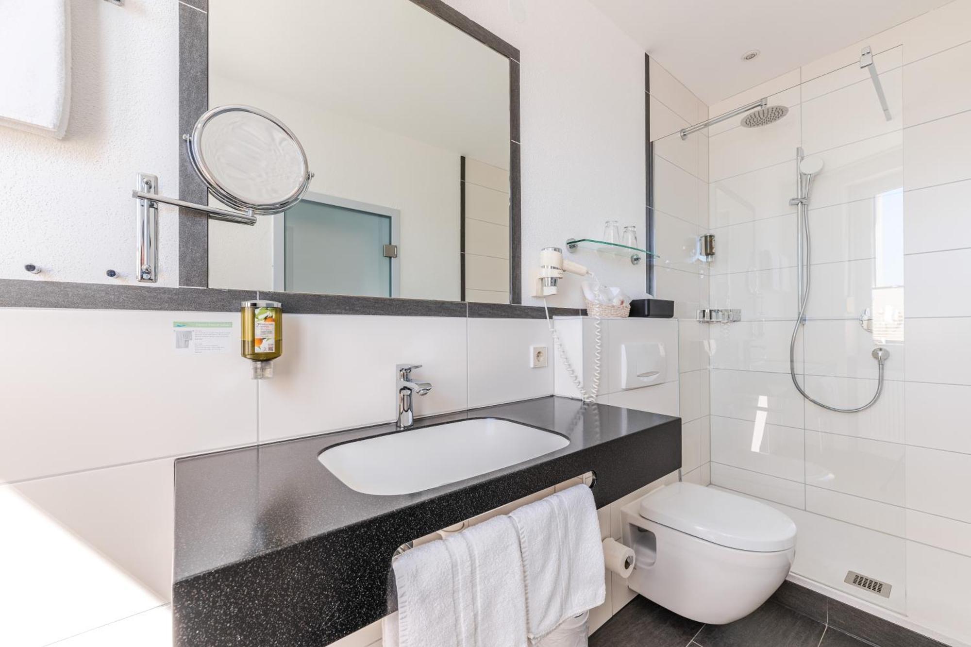Strandhotel Loechnerhaus Đảo Đảo Reichenau Ngoại thất bức ảnh